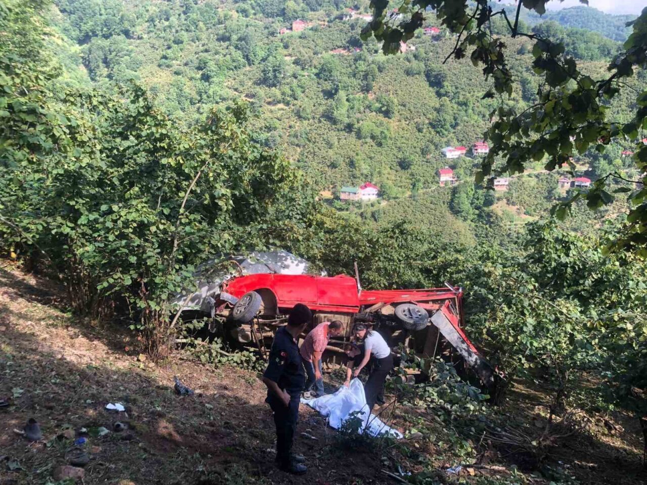 Giresun’un Tirebolu ilçesinde fındık bahçesine işçi taşıyan kamyonetin şarampole yuvarlanması