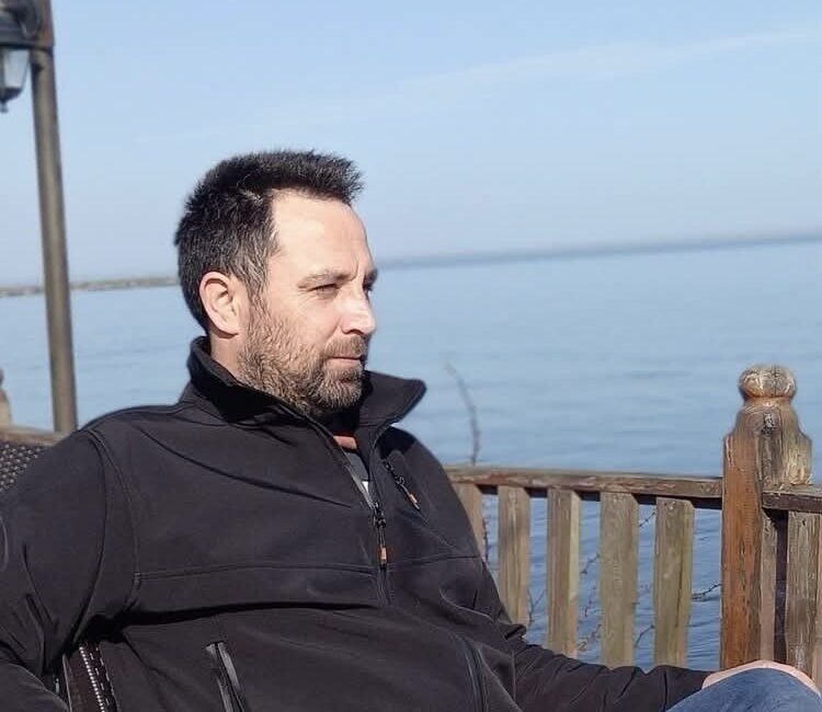 Giresun’un Piraziz ilçesinde bir inşaatın çatısında çalıştığı sırada dengesini kaybederek