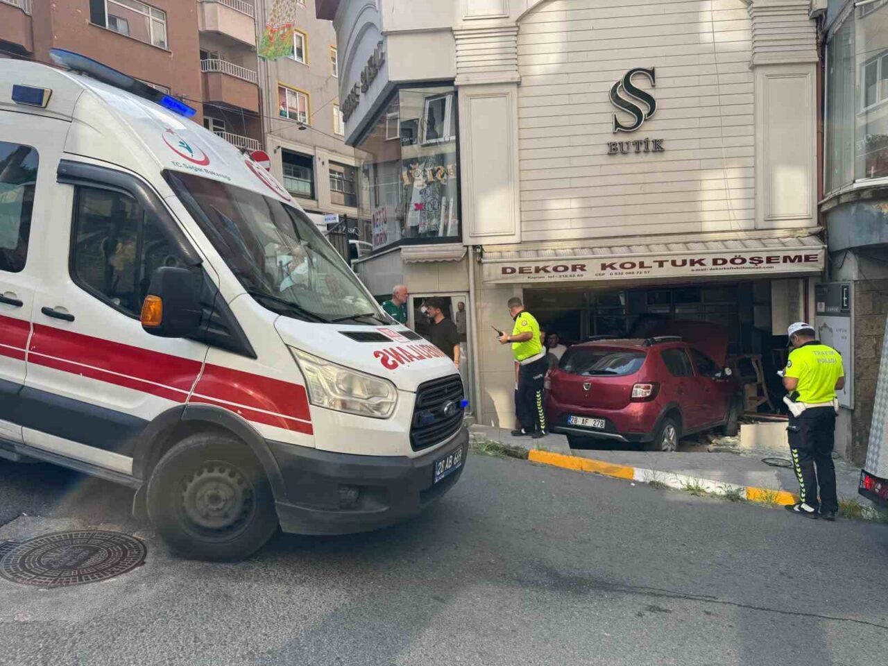Giresun’un Kapu Mahallesi Topal Sokak’ta direksiyon hakimiyetini kaybeden sürücü bir