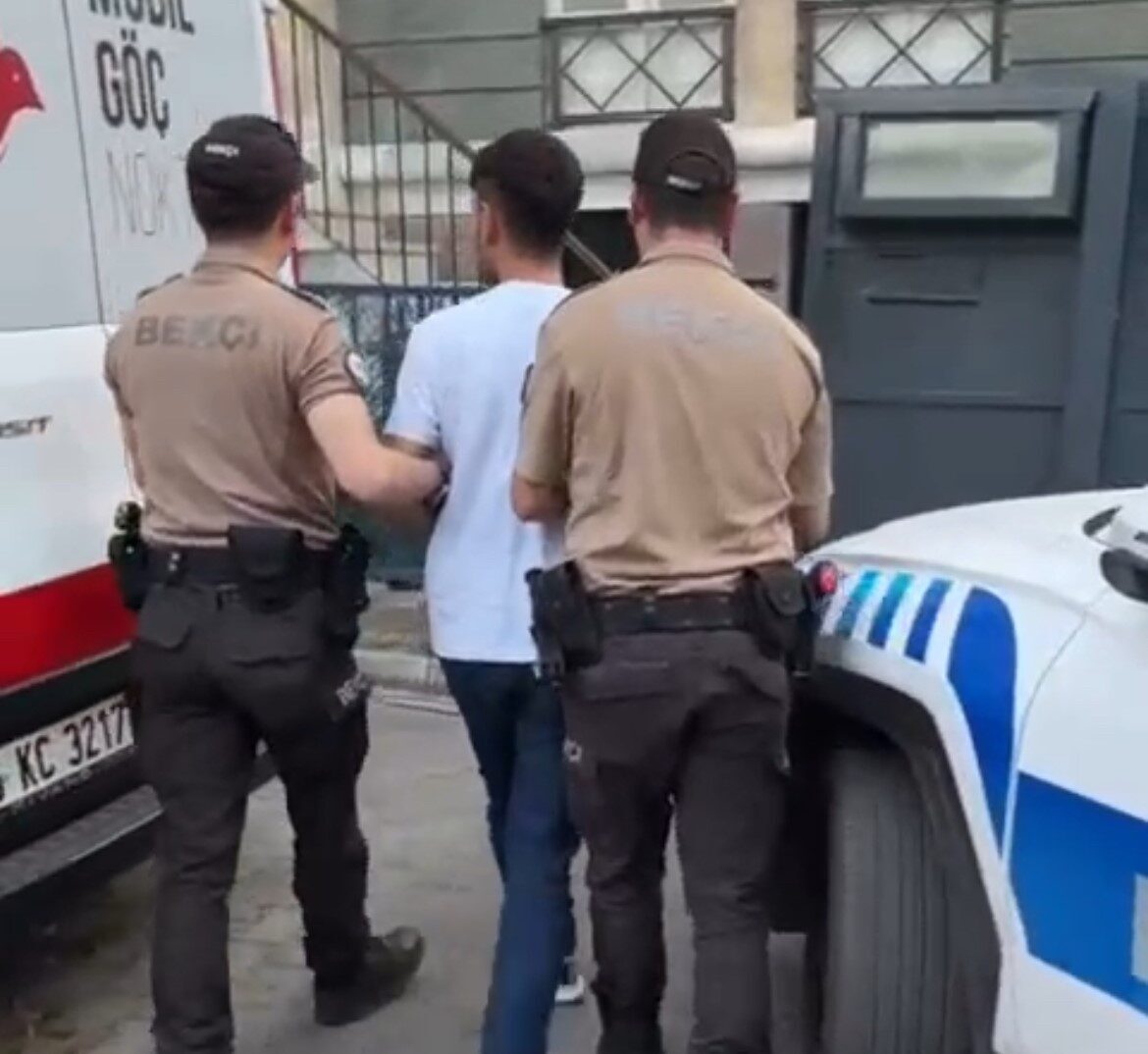 İzmir’in Konak ilçesinde polis kovalamacasıyla yakalanan 33 yaşındaki firarinin, göçmen