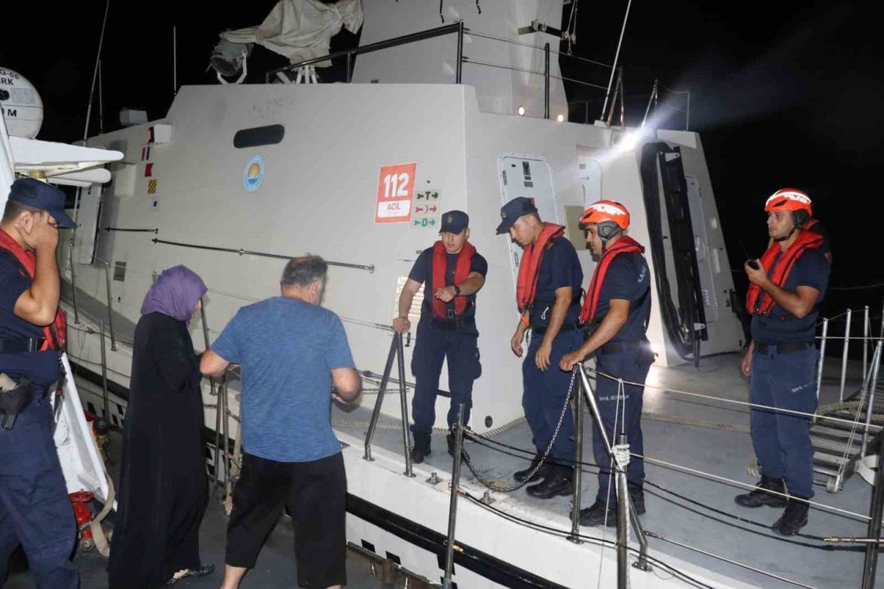 Çanakkale’nin Gökçeada ilçesinde rahatsızlanan bir vatandaşın tıbbi tahliyesi Sahil Güvenlik