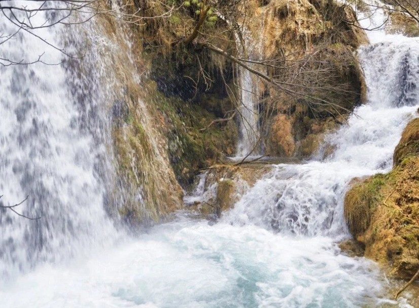 Kahramanmaraş’ın Göksun ilçesinde bulunan Hacıkodal Kocabor Şelalesi doğanın eşsiz güzelliklerini