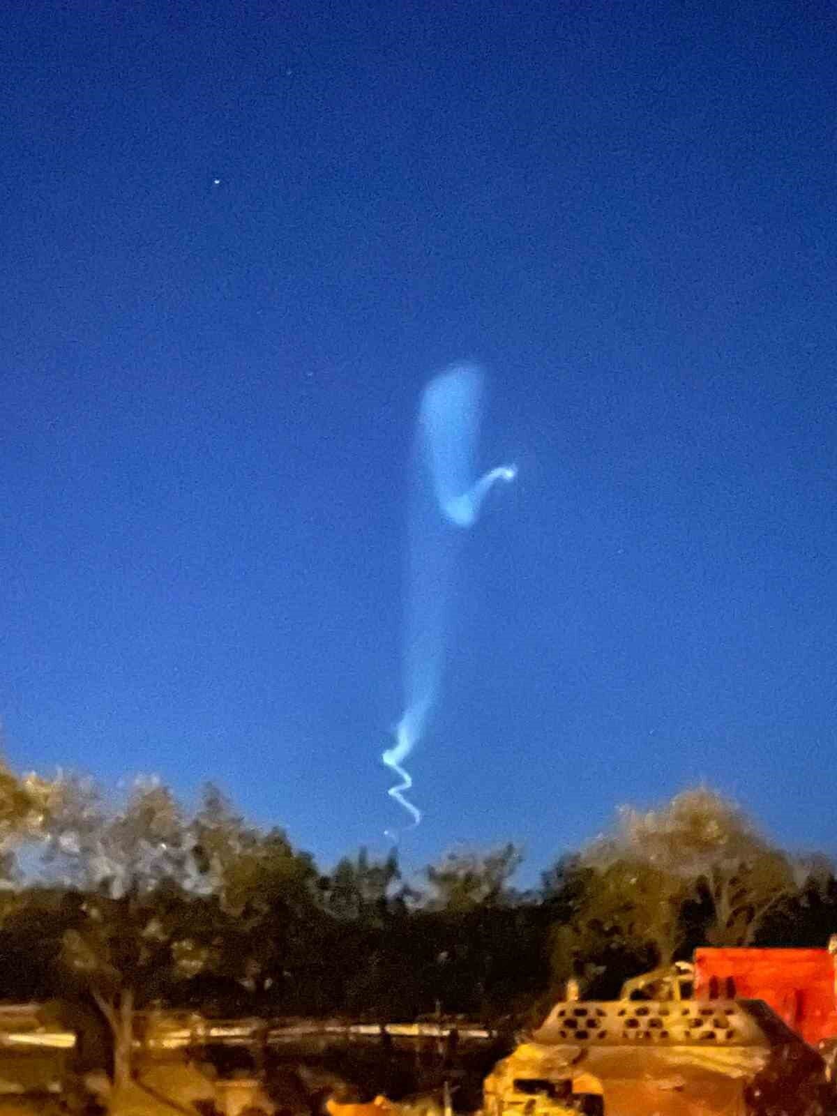 Kastamonu’da gökyüzünde arkasında beyaz duman bırakarak ilerleyen bir cisim, vatandaşların