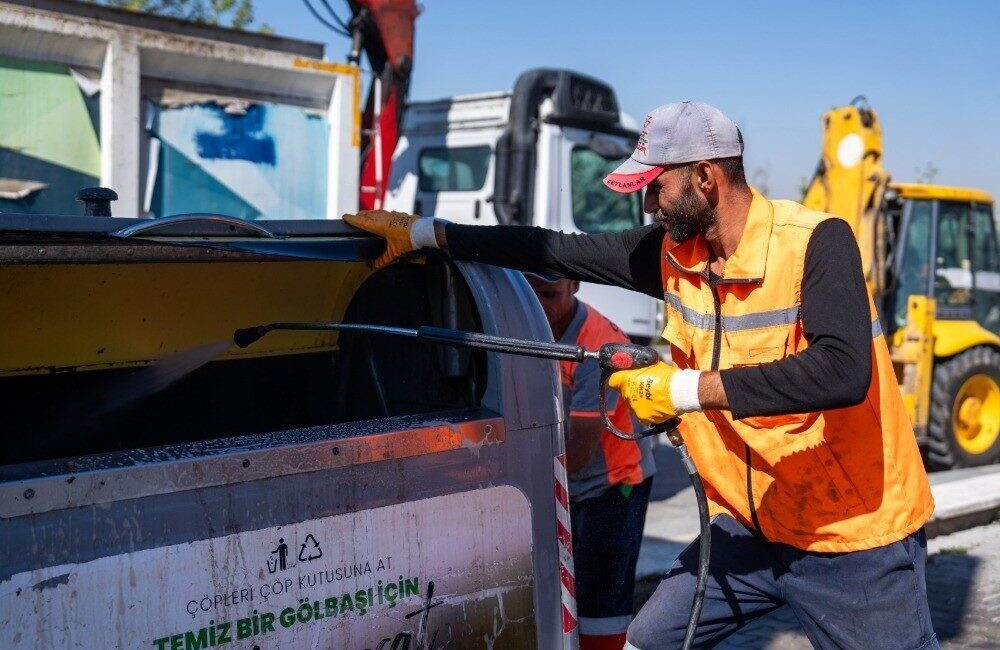 Gölbaşı Belediyesi ekipleri, ilçenin dört bir yanında temizlik çalışmalarını sürdürüyor.