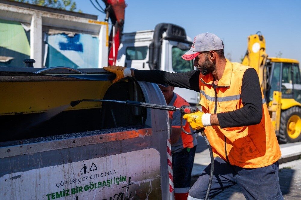Gölbaşı Belediyesi ekipleri, ilçenin dört bir yanında temizlik çalışmalarını sürdürüyor.