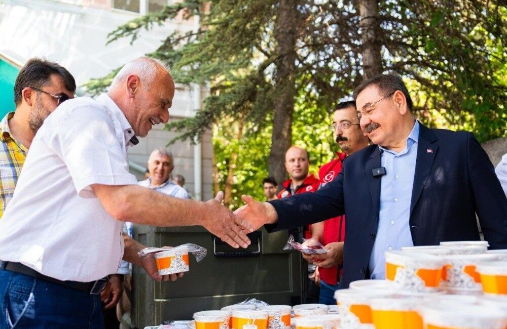 Gölbaşı Belediyesi, Muharrem ayı vesilesiyle merkezdeki camilerde vatandaşlara aşure ikramında