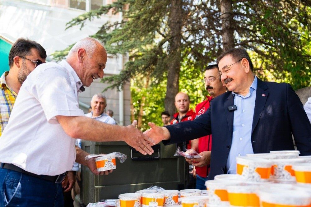 Gölbaşı Belediyesi, Muharrem ayı vesilesiyle merkezdeki camilerde vatandaşlara aşure ikramında