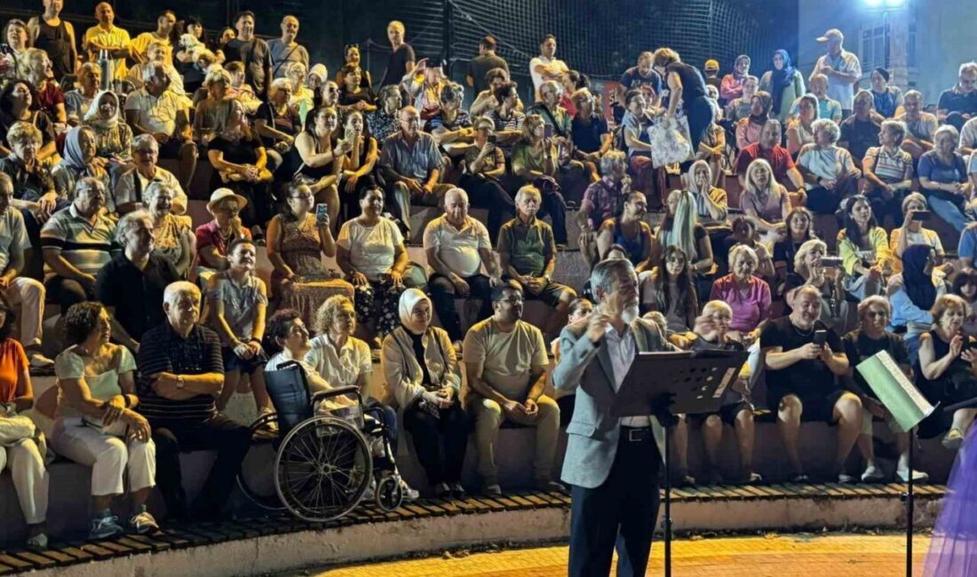 Gölcük’te vatandaşlar düzenlenen konserde, Türk sanat müziğinin unutulmaz eserleri ile