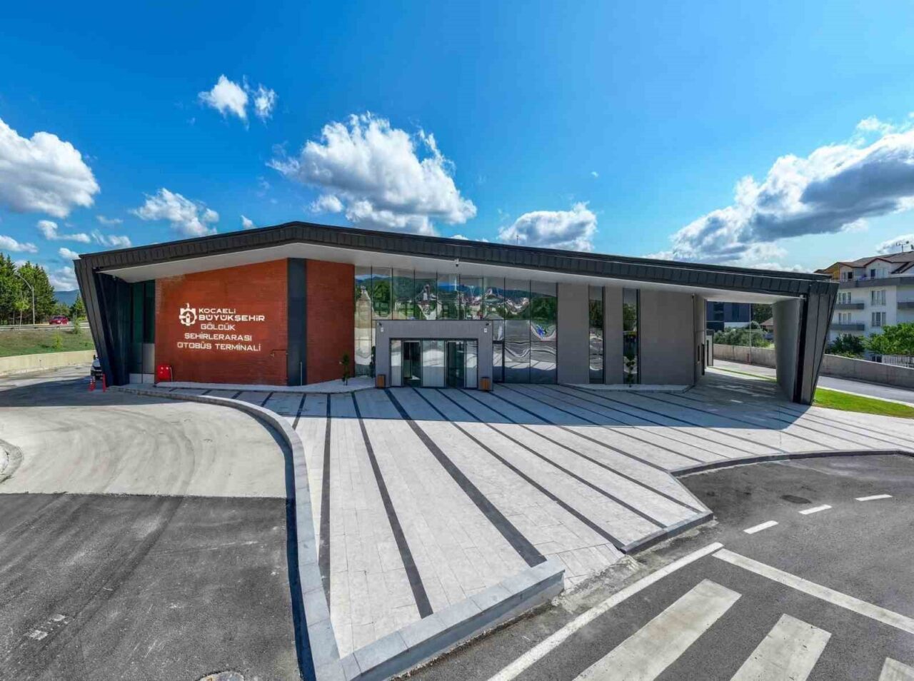 Kocaeli Büyükşehir Belediyesi’nin hayata geçirdiği Gölcük Otobüs Terminali bu gece