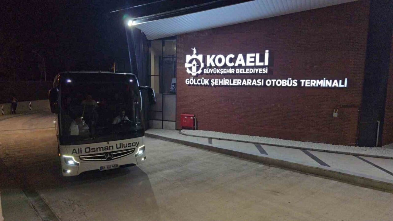 Gölcük’e kazandırılan 13 peronlu yeni otobüs terminali, ilk seferini İzmir’e