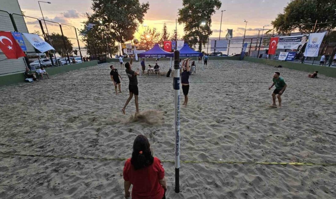 Gölcük Belediyesi’nin yaz spor etkinlikleri kapsamında geleneksel olarak düzenlediği plaj