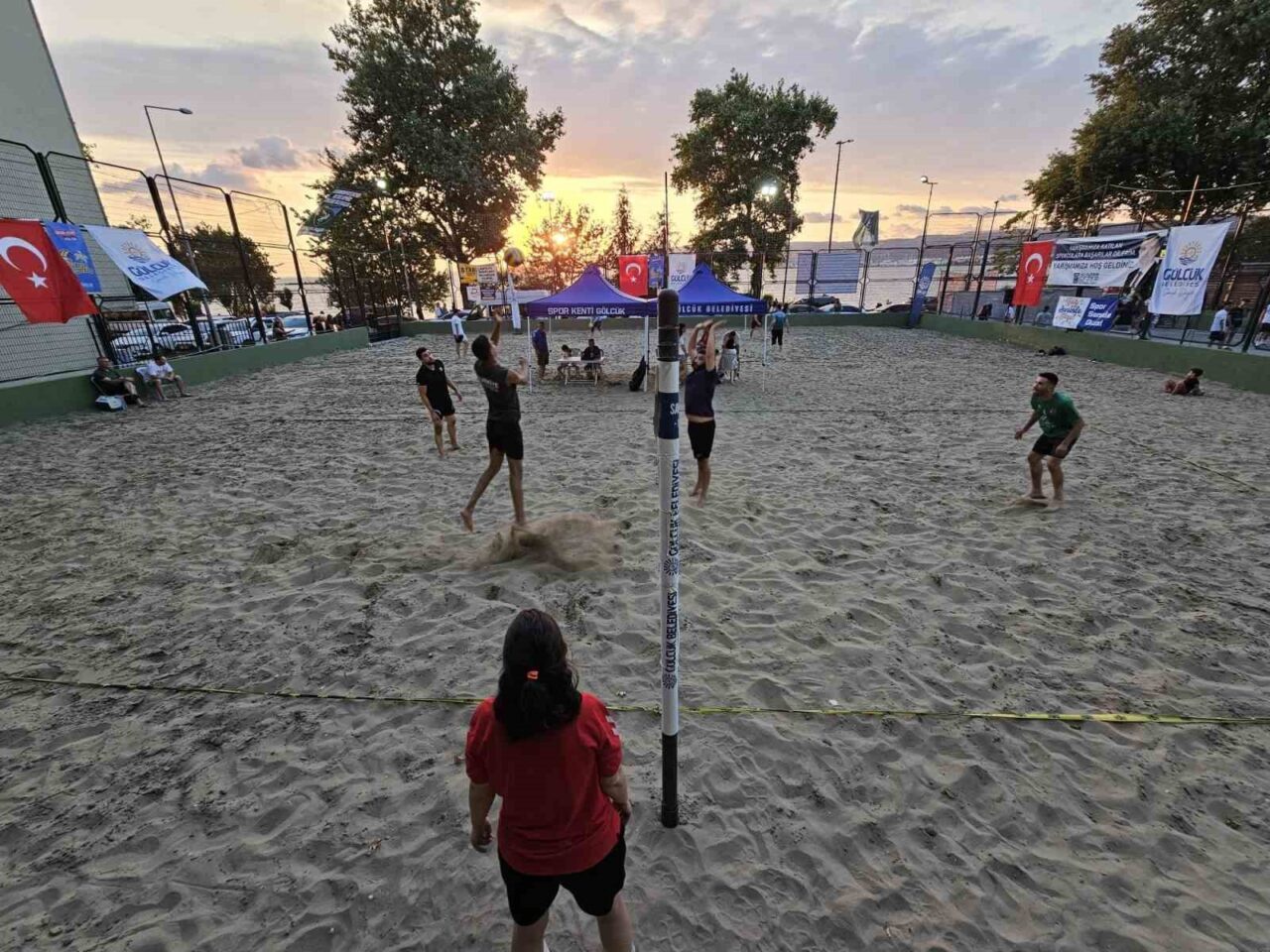 Gölcük Belediyesi’nin yaz spor etkinlikleri kapsamında geleneksel olarak düzenlediği plaj
