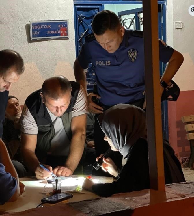 Sakarya’nın Geyve ilçesinde başlayan orman yangını, rüzgarın etkisiyle hızla yayılarak