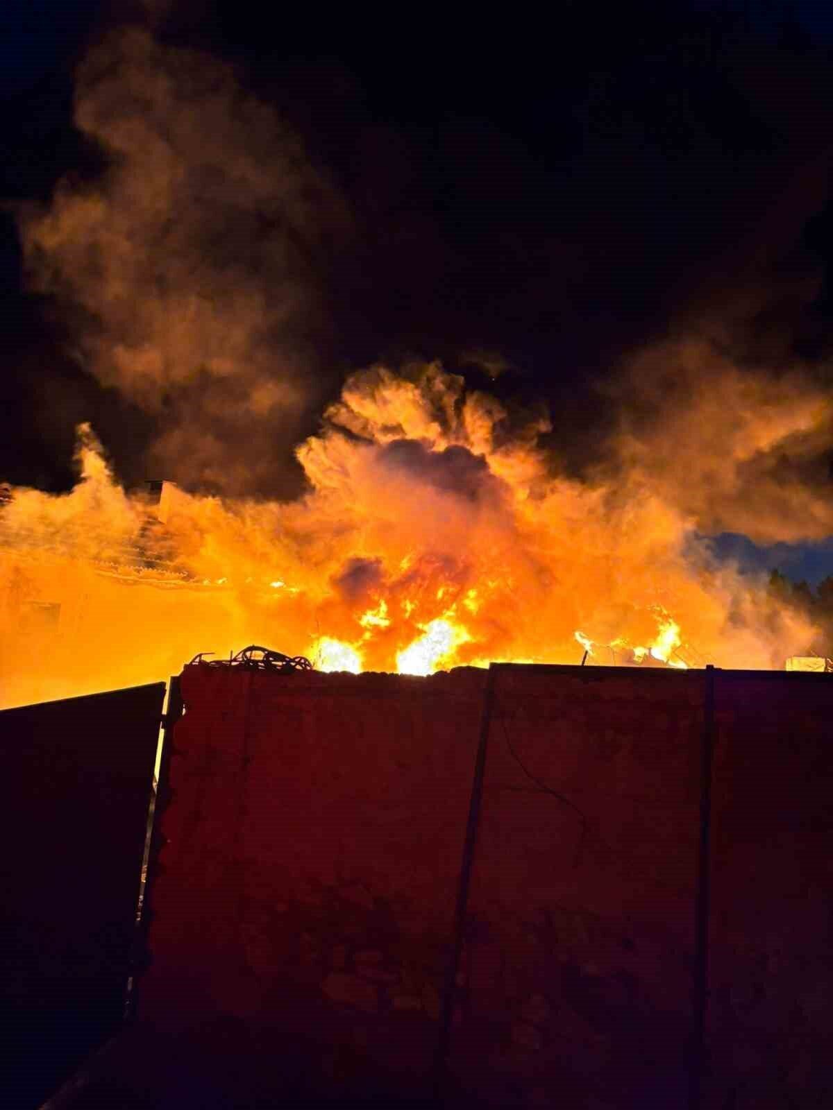 Balıkesir’in Gömeç ilçesi Karaağaç Mahallesi’nde çıkan hurdalık yangını, ekiplerin zamanında