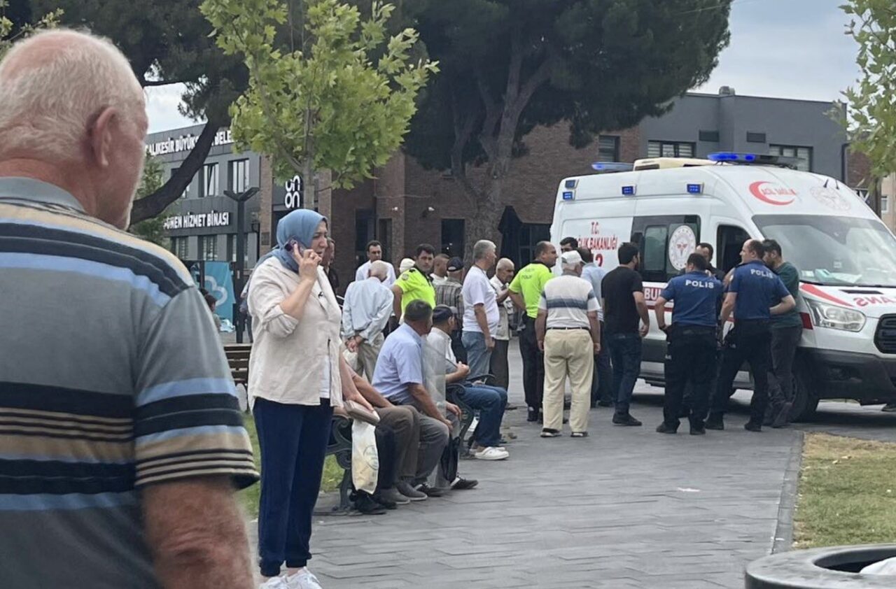 Balıkesir’in Gönen ilçesi Malkoç Mahallesi Cumhuriyet Meydanı’nda iki kişi arasında