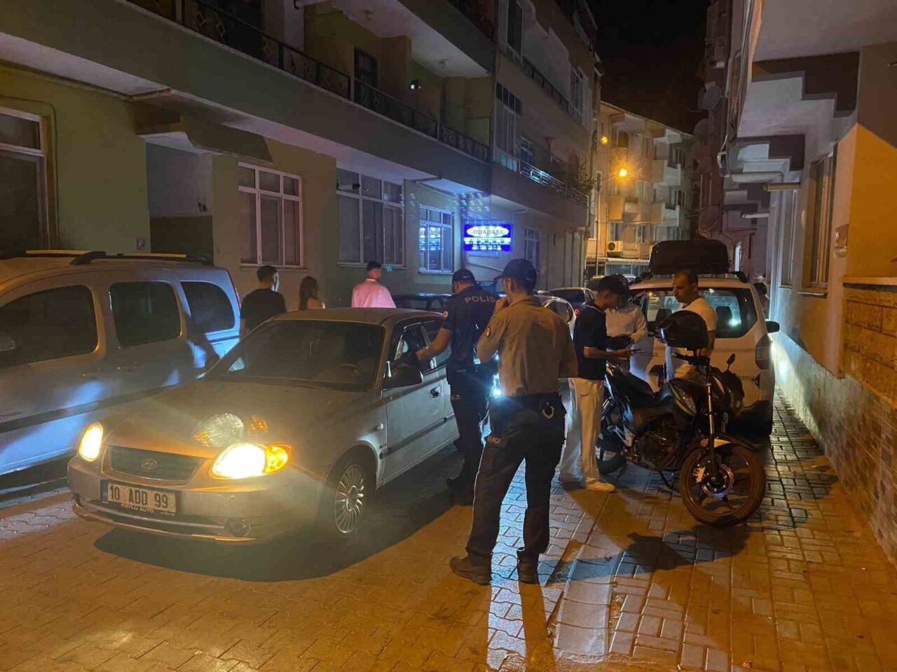 Balıkesir’in Gönen ilçesinde, İlçe Emniyet Müdürlüğü ekipleri çevreye rahatsızlık veren