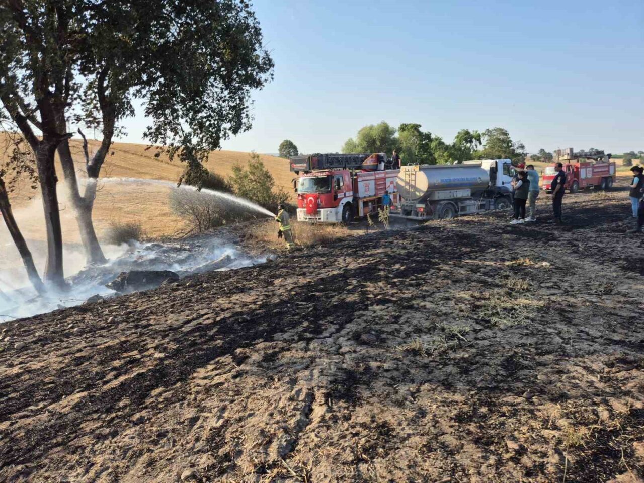 Balıkesir’in Gönen ilçesi Saraçlar Mahallesi kırsalında meydana gelen arazi yangını