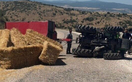 Balıkesir’in Gönen ilçesinde saman yüklü traktörün devrilmesi sonucu yol bir