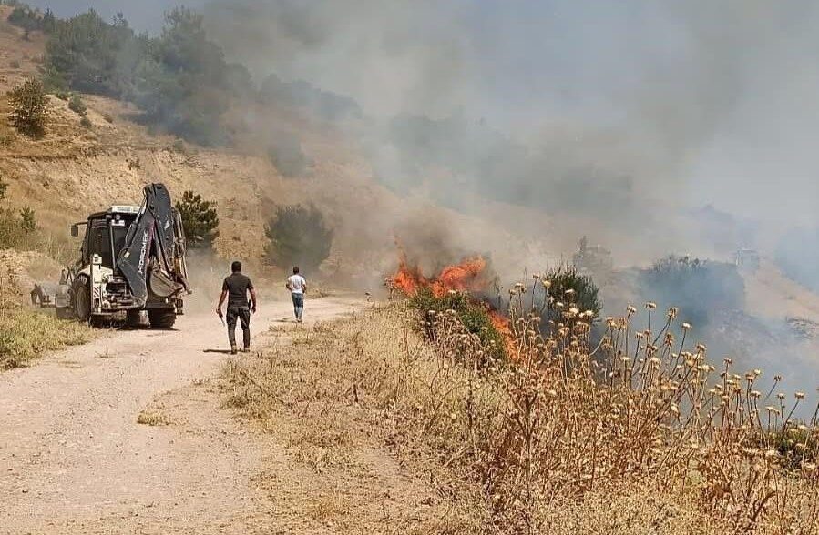Manisa’nın Gördes ilçesinde ziraat alanında başlayan yangına havadan ve karadan