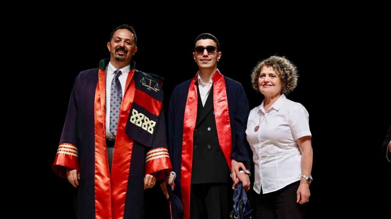 Erciyes Üniversitesi (ERÜ) Hukuk Fakültesi 18. Dönem mezunlarını verdi. Mezuniyet