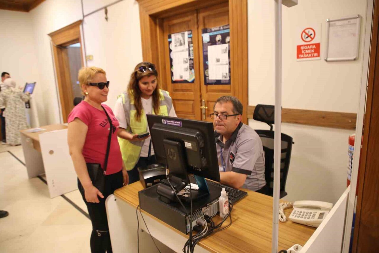 Hatay’da yaşayan görme engelli Süreyya Söylemez’i kimlik yenilemeye Hatay Büyükşehir