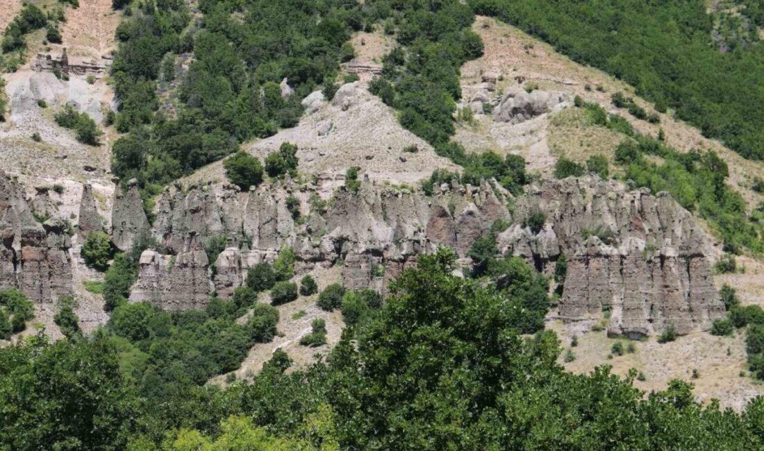 Sivas’ta bulunan ve peri bacalarına benzeyen kayalar, hikâyesiyle de dikkatleri