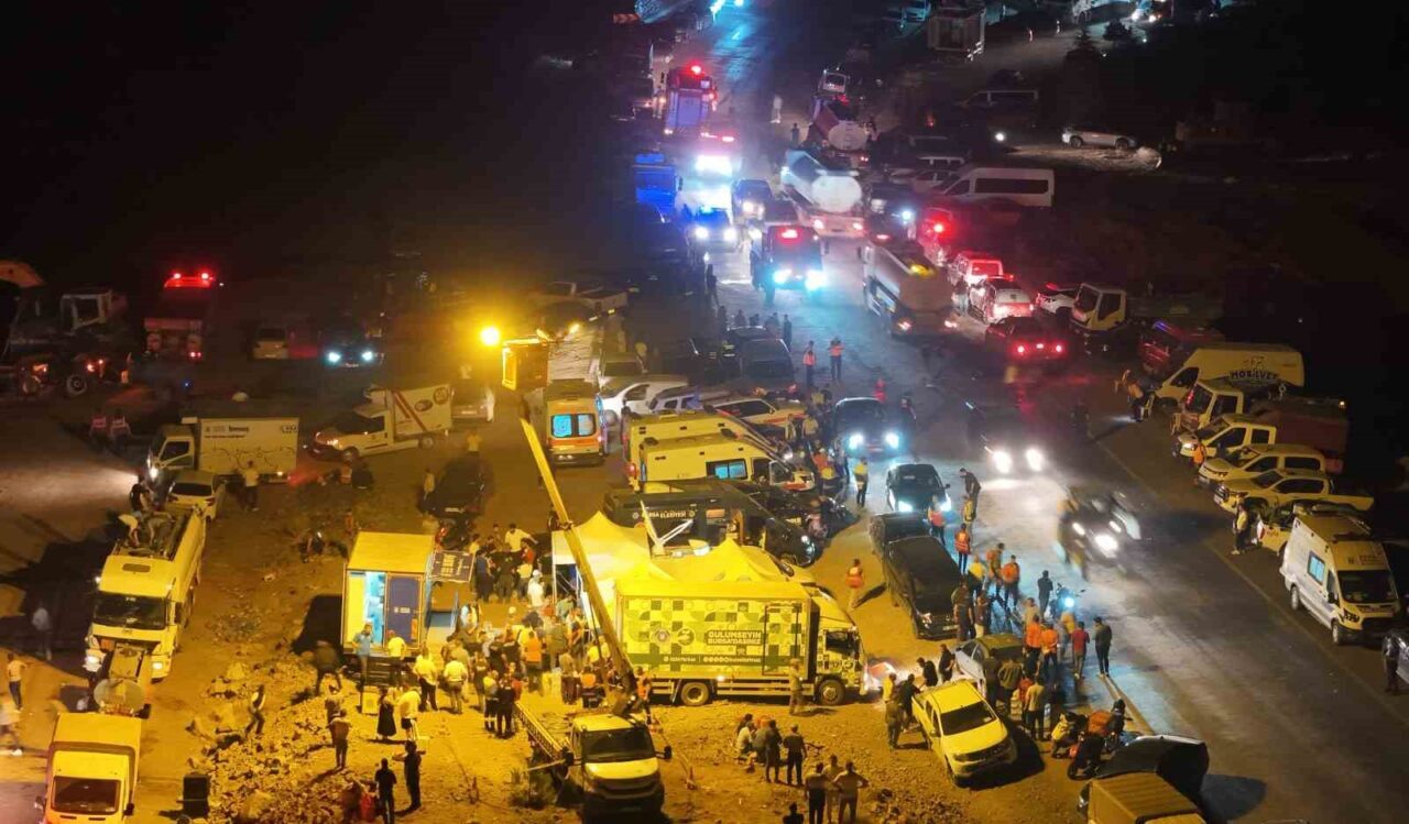 Bursa’nın Harmancık ilçesinde 4’üncü gününe gelinen orman yangına müdahale eden