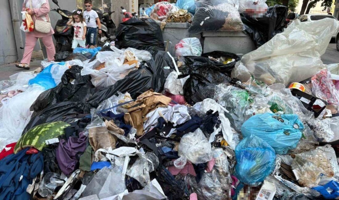 İzmir’in Konak ilçesinde bazı bölgelerde yaklaşık bir haftadır toplanmayan çöpler,