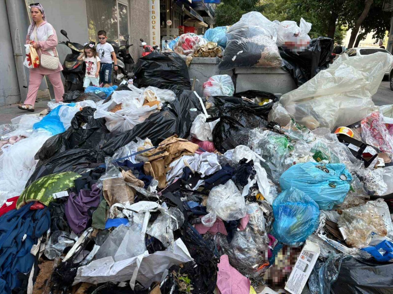 İzmir’in Konak ilçesinde bazı bölgelerde yaklaşık bir haftadır toplanmayan çöpler,