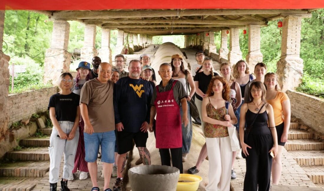 Anadolu Üniversitesi Güzel Sanatlar Fakültesi (GSF) Seramik Bölümü lisans öğrencileri,