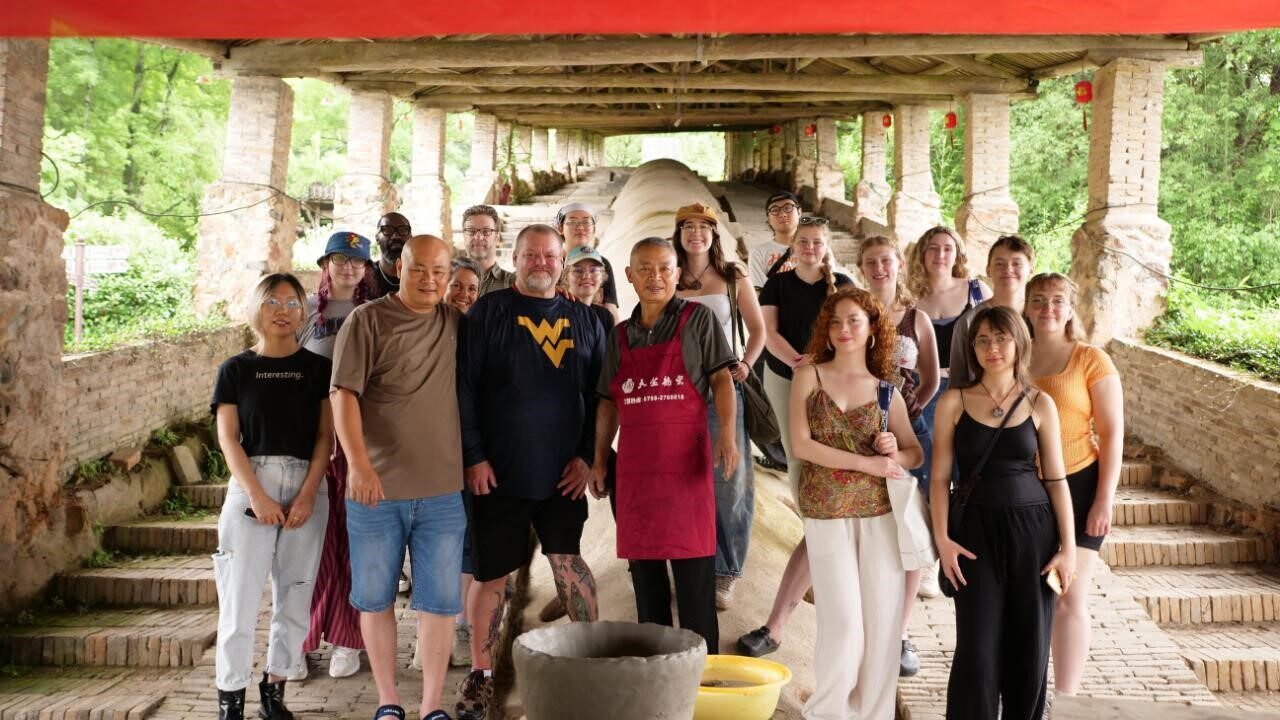 Anadolu Üniversitesi Güzel Sanatlar Fakültesi (GSF) Seramik Bölümü lisans öğrencileri,