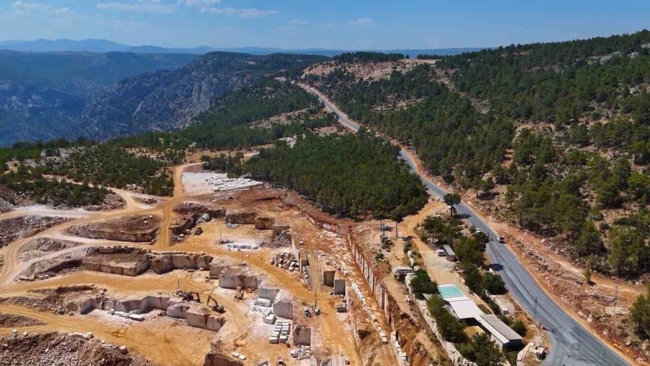 Mersin’in Gülnar ilçesinde 30 kilometrelik grup yolunda yenileme çalışması yapıldığı