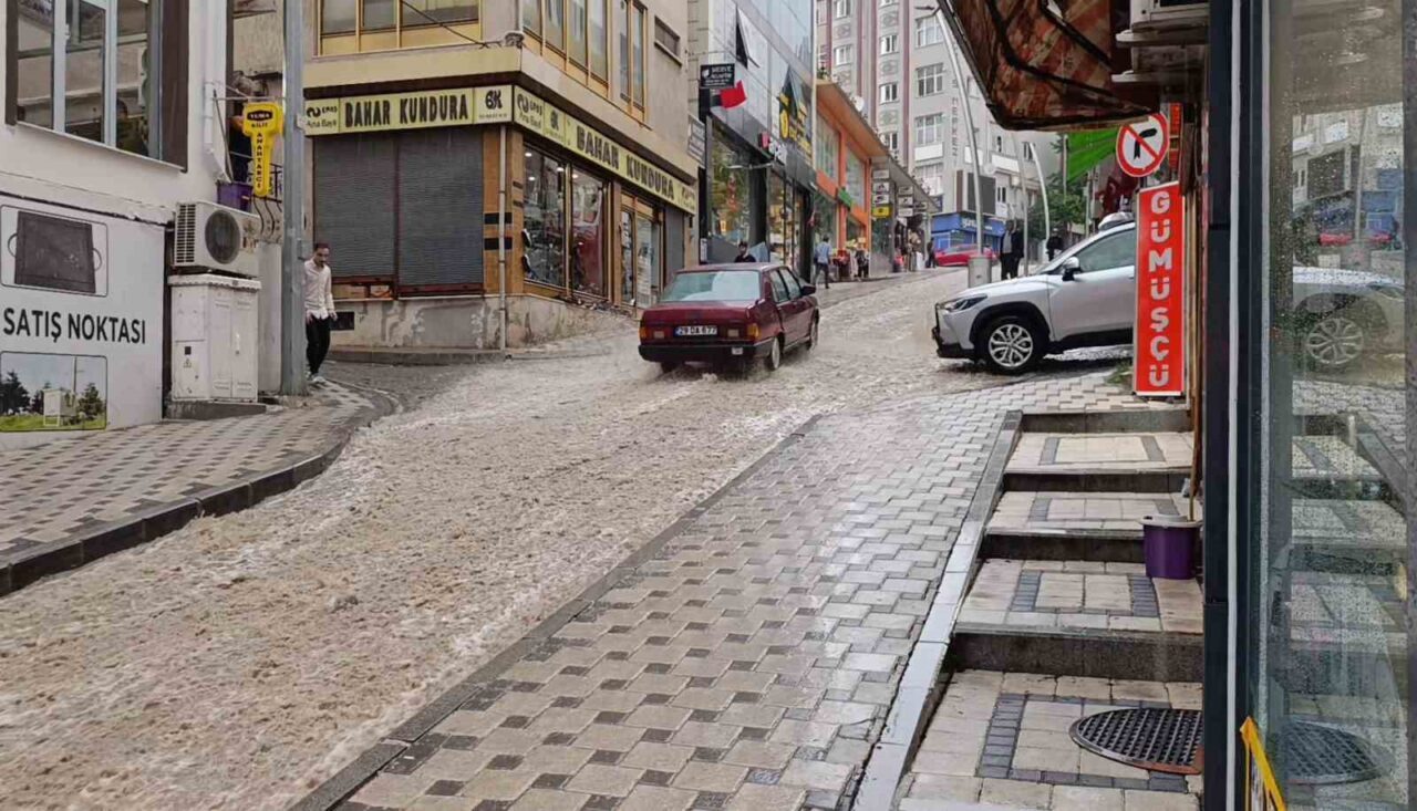 Gümüşhane’de kısa süreli sağanak yağış su baskınlarına yol açtı, bazı