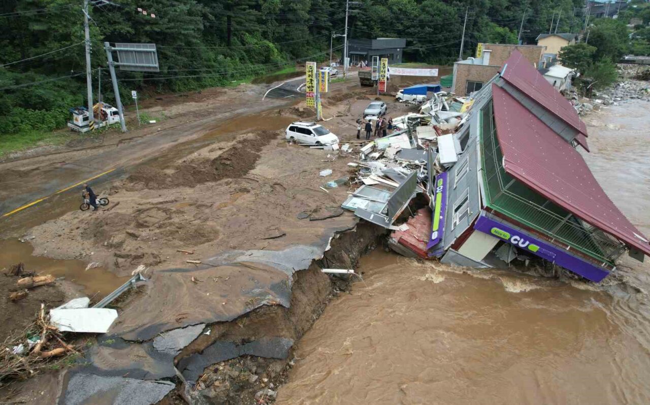Güney Kore’de geçen hafta etkili olan şiddetli yağışların yol açtığı