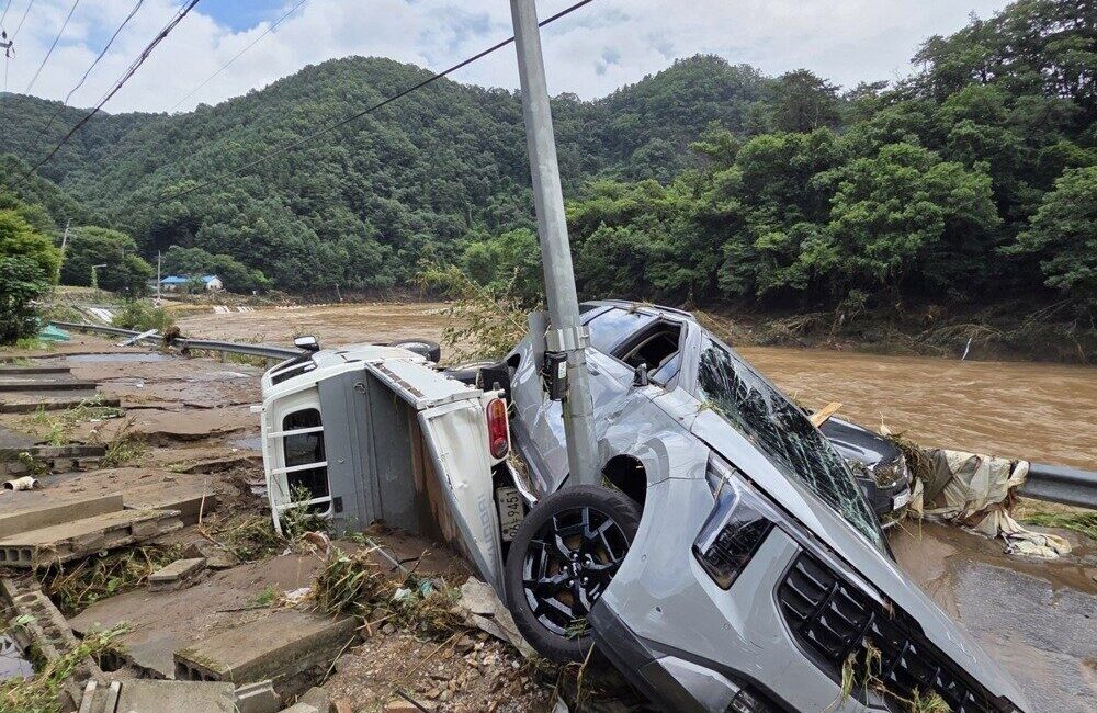 Güney Kore’de etkili olan şiddetli yağışların neden olduğu sel baskınları