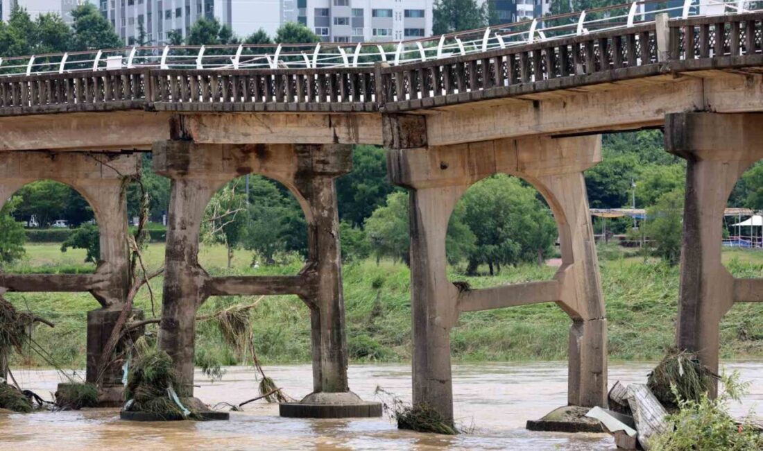 Güney Kore’nin orta kesimlerinde şiddetli sağanak yağışların yol açtığı sel