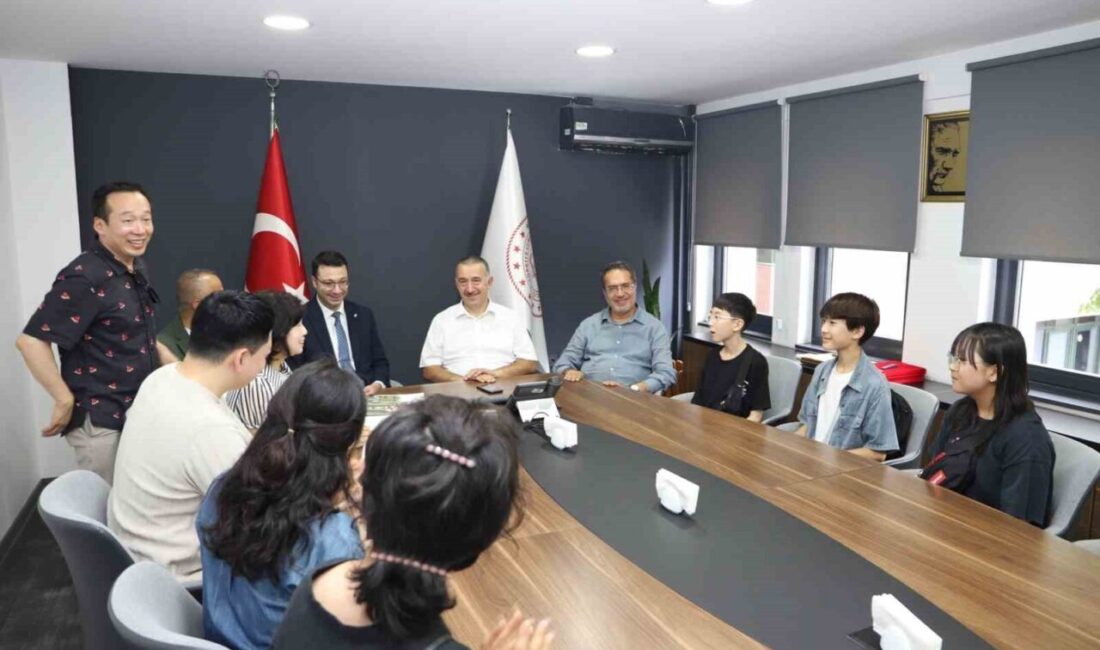 Güney Kore’nin Hwaseong kentinde bulunan Isol Temel Eğitim Okulu’nun yöneticileri,