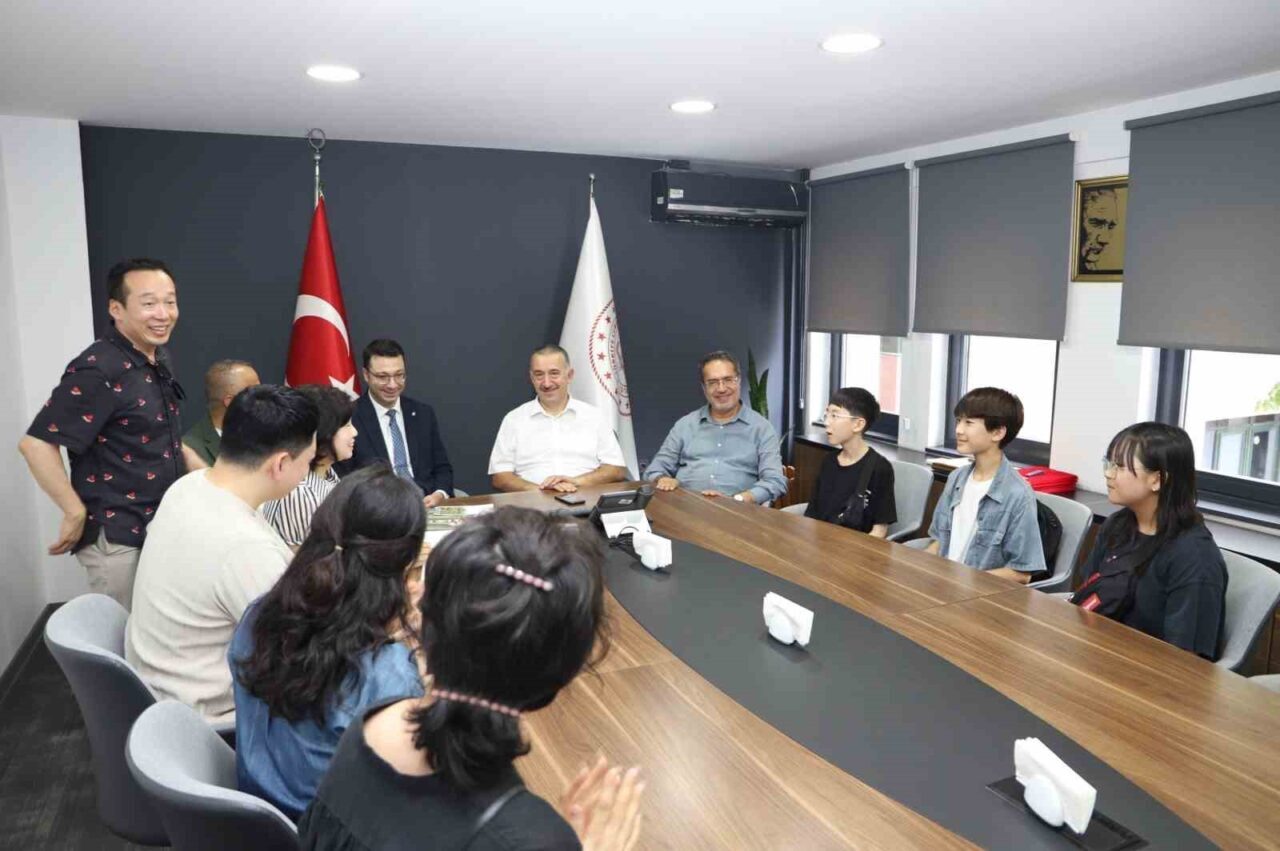 Güney Kore’nin Hwaseong kentinde bulunan Isol Temel Eğitim Okulu’nun yöneticileri,