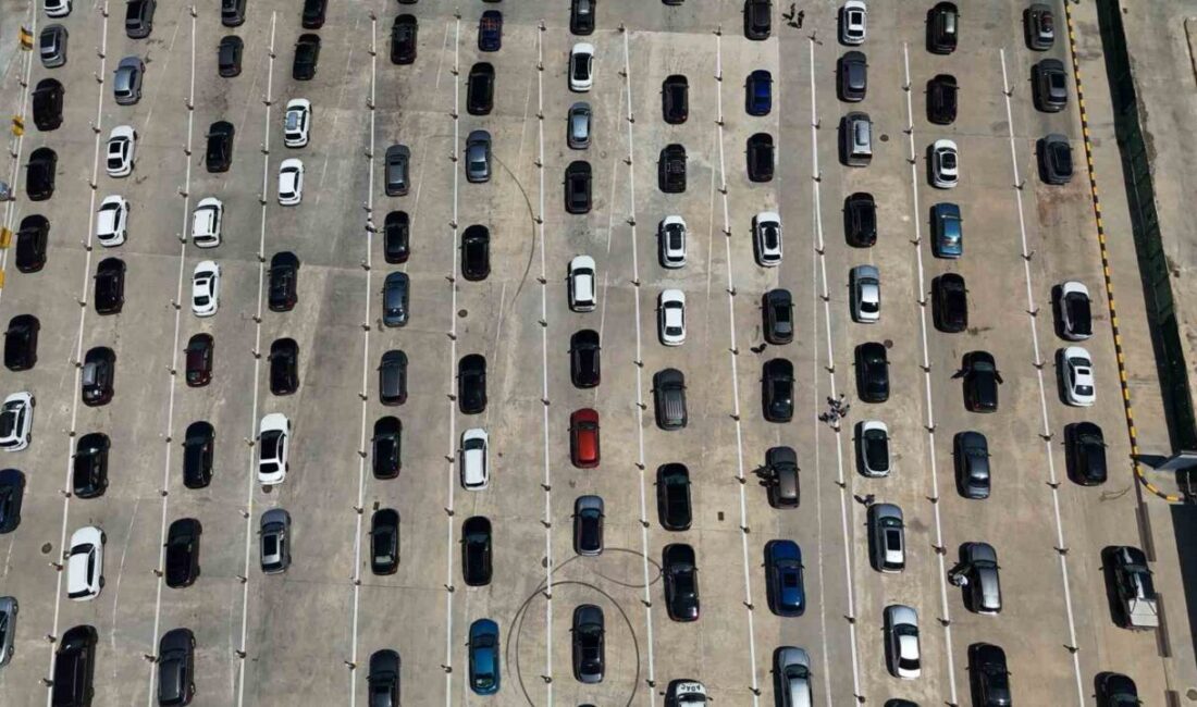 Yıllık izinlerini memleketlerinde geçirmek isteyen gurbetçiler, Kapıkule Sınır Kapısı’nda yoğunluk