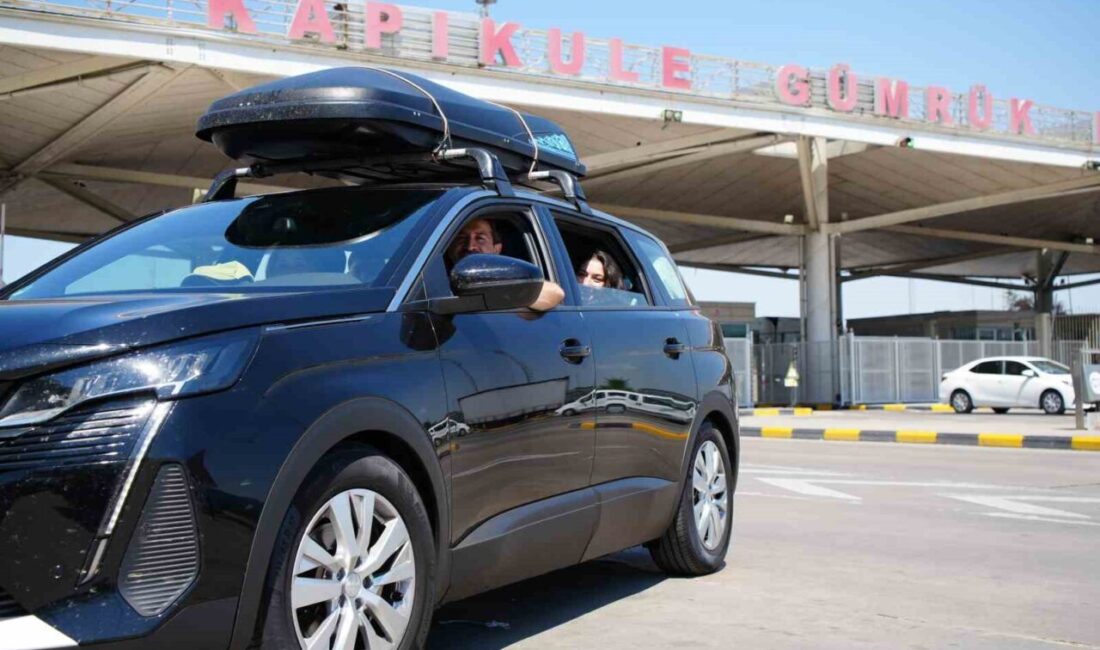 Yıllık izinlerini memleketlerinde geçirmek isteyen gurbetçiler, Kapıkule Sınır Kapısı’ndan Türkiye’ye