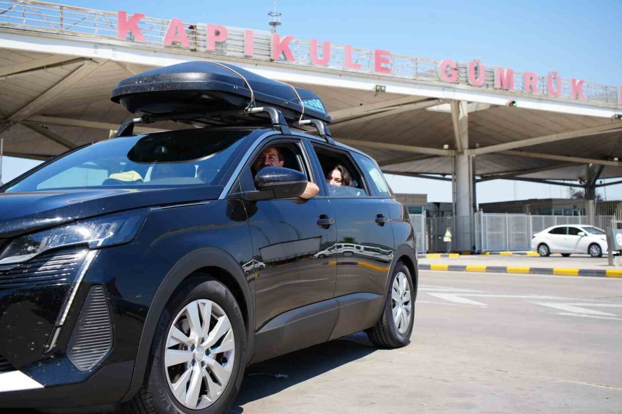 Yıllık izinlerini memleketlerinde geçirmek isteyen gurbetçiler, Kapıkule Sınır Kapısı’ndan Türkiye’ye