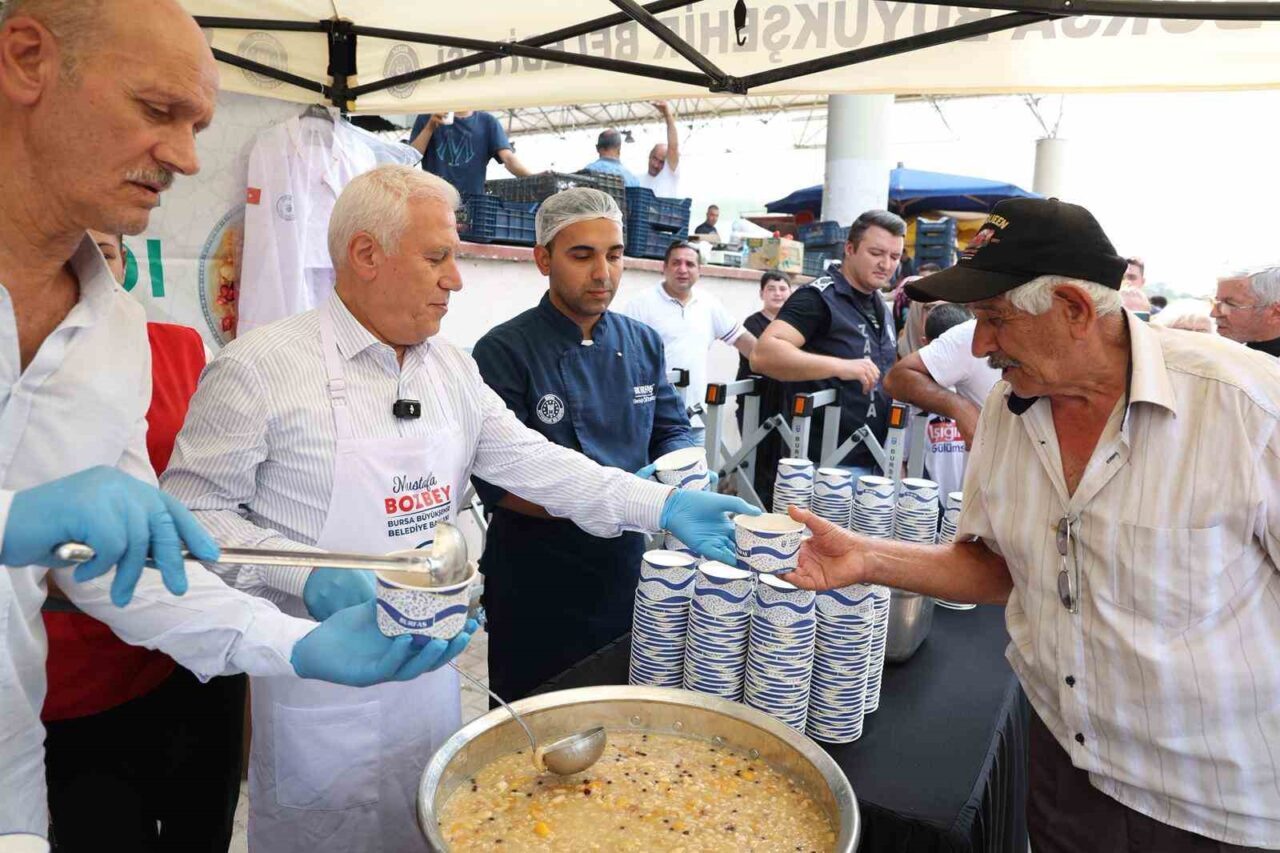 Bursa Büyükşehir Belediyesi, Muharrem ayı dolayısıyla kentin farklı noktalarında vatandaşlara