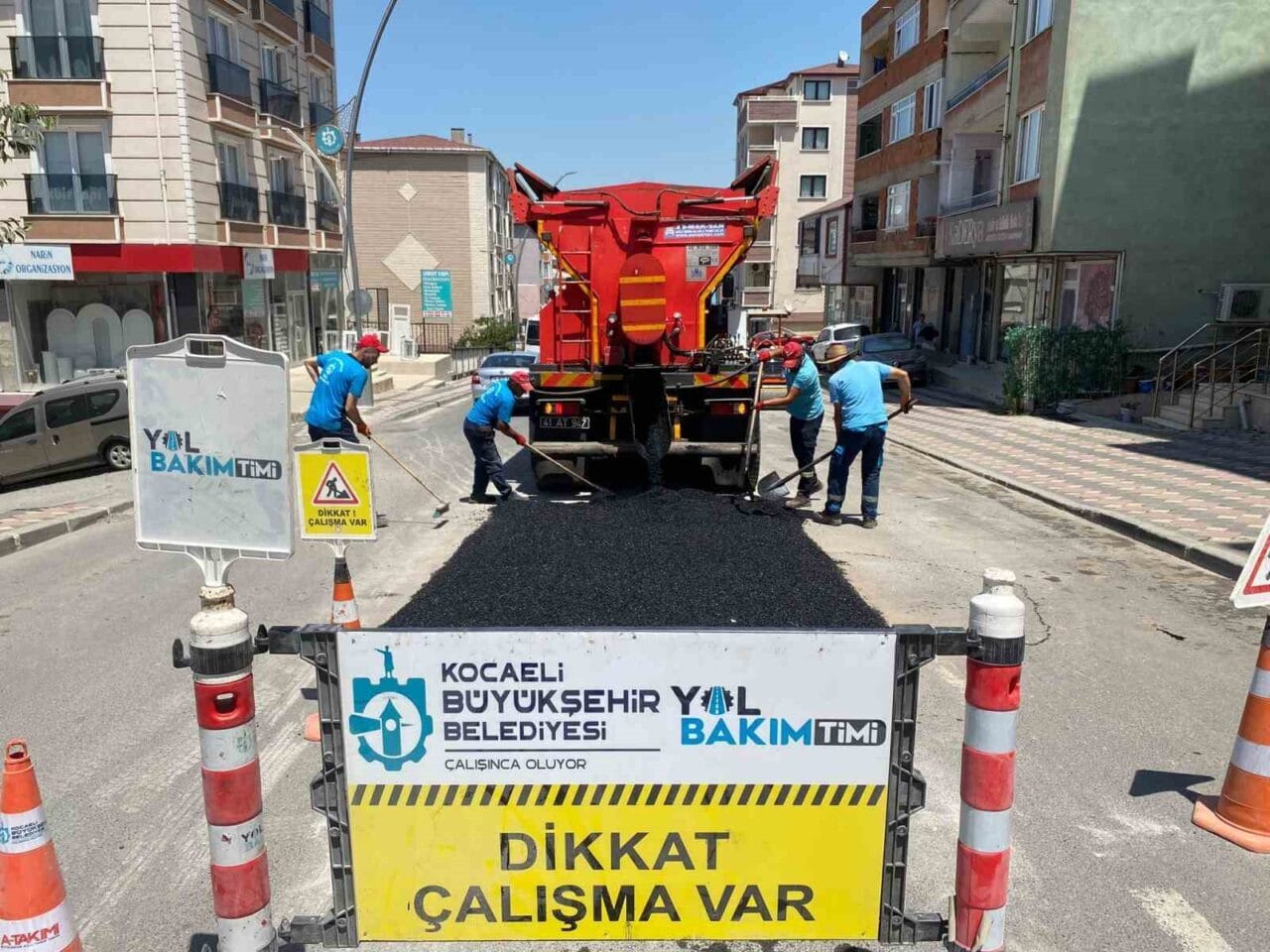Kocaeli Büyükşehir Belediyesi, bozulan yol ve kaldırımlarda hızlı onarım çalışmaları