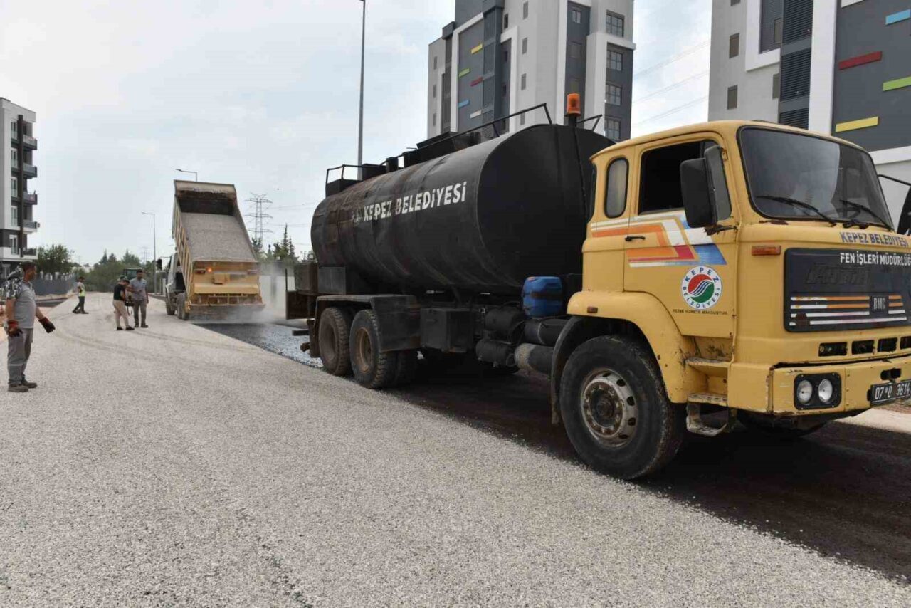 Kepez Belediyesi’nin Duraliler Mahallesi’nden başlattığı 2025 yılı sathi asfalt sezon