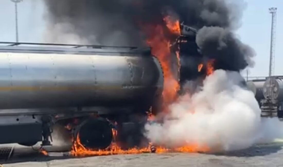 Şırnak’ın Silopi ilçesinde, Habur Sınır Kapısı yakınlarında park halindeki akaryakıt
