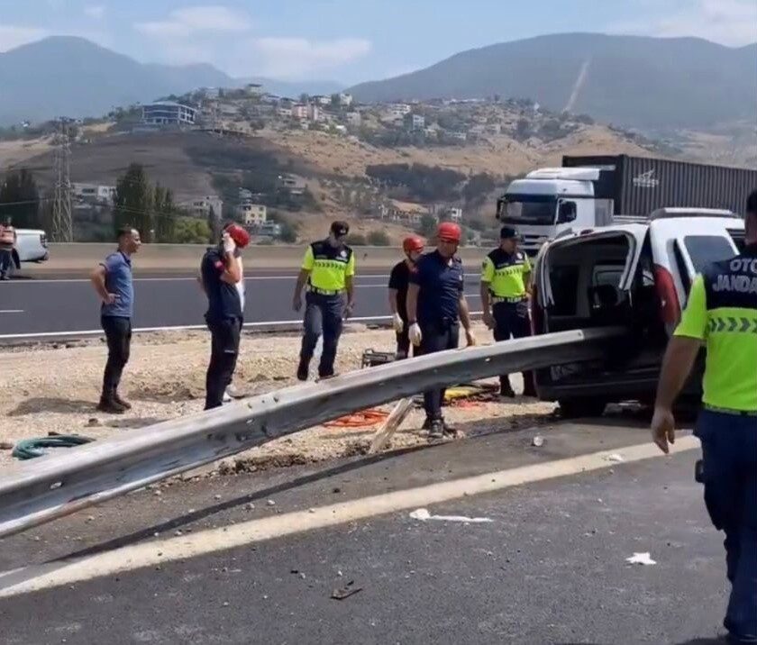 Osmaniye’de sürücüsünün direksiyon hakimiyetini kaybettiği hafif ticari araç bariyerlere çarptı.