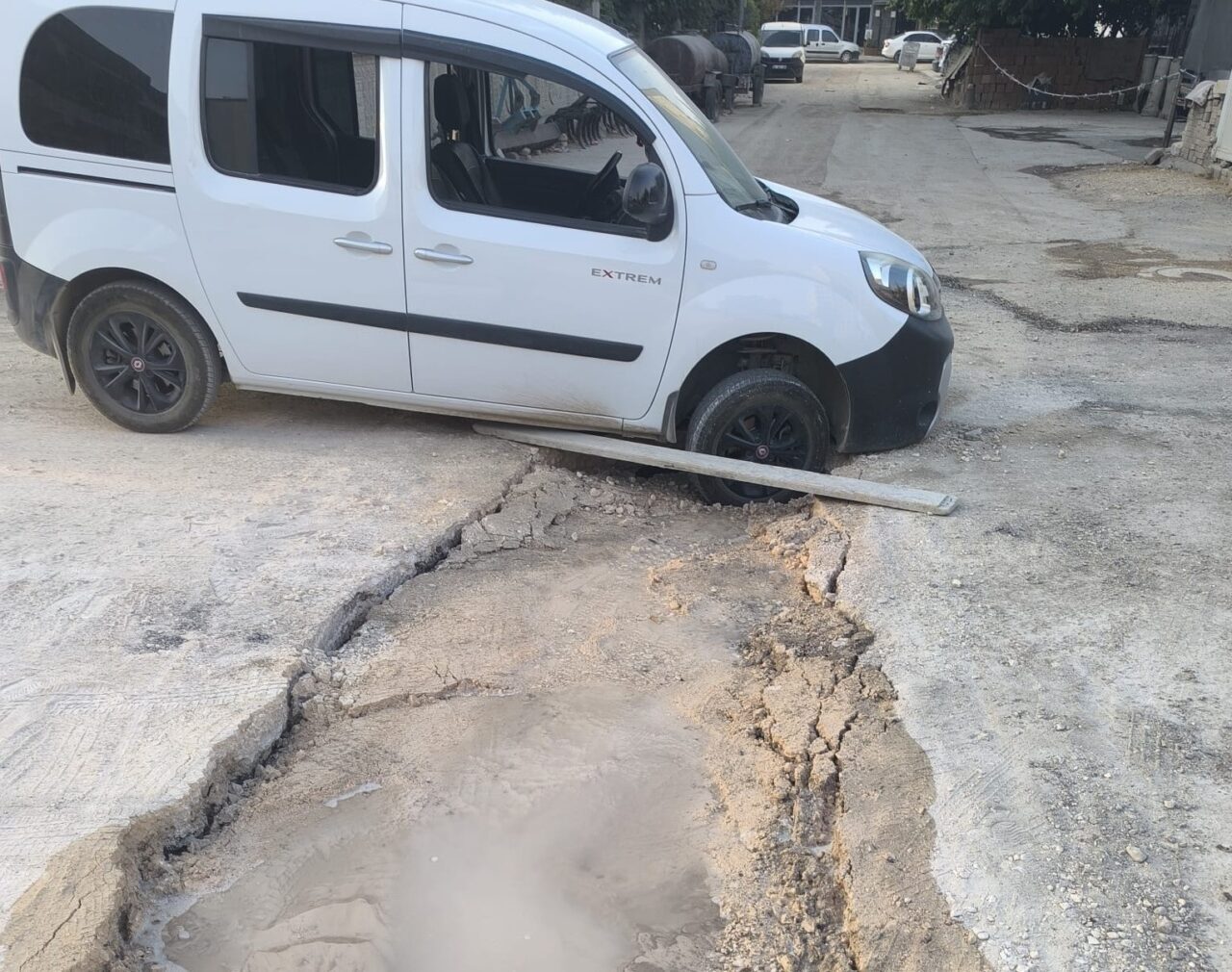 Adıyaman’da bir hafif ticari araç, alt yapı çalışmalarının olduğu bölgede