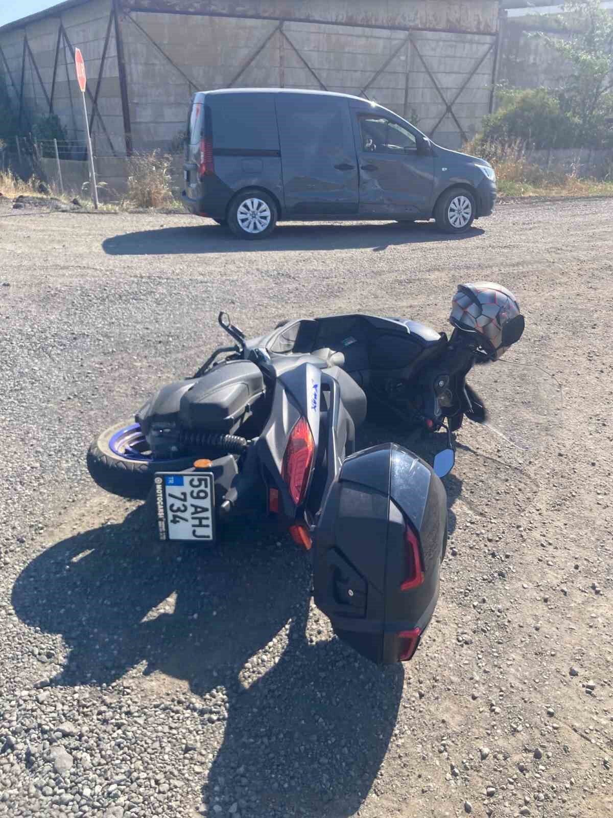Tekirdağ’ın Muratlı ilçesinde hafif ticari araç ile çarpışan motosikletin sürücüsü