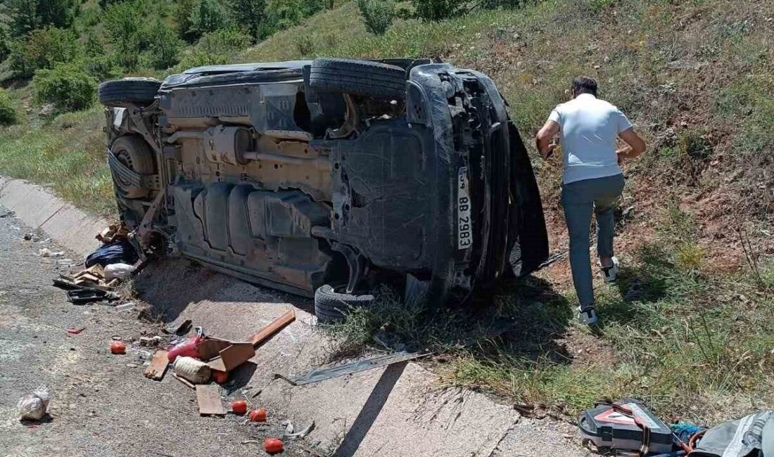 Gümüşhane’de hafif ticari aracın menfeze çarpıp takla atması sonucu aynı