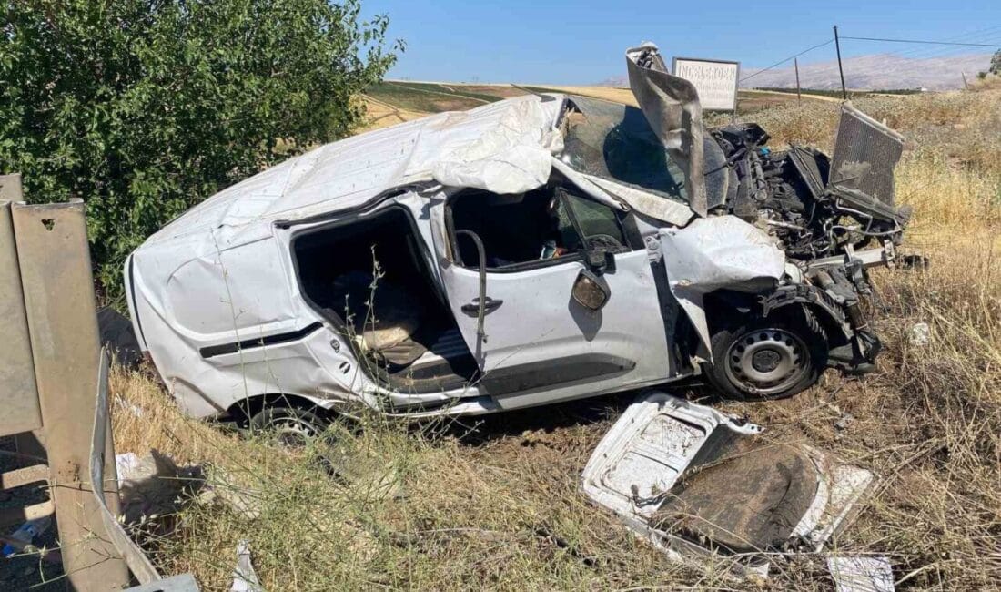 Hafif ticari araç şarampole yuvarlandı: 1 ağır yaralı Adıyaman’da, hafif ticari aracın şarampole yuvarlanması sonucu meydana gelen kazada
